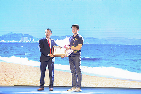 Nguyen Van Thien, Director of Khanh Hoa Provincial Department of Culture and Sports, presenting certificates of merit to the Organizing Committee