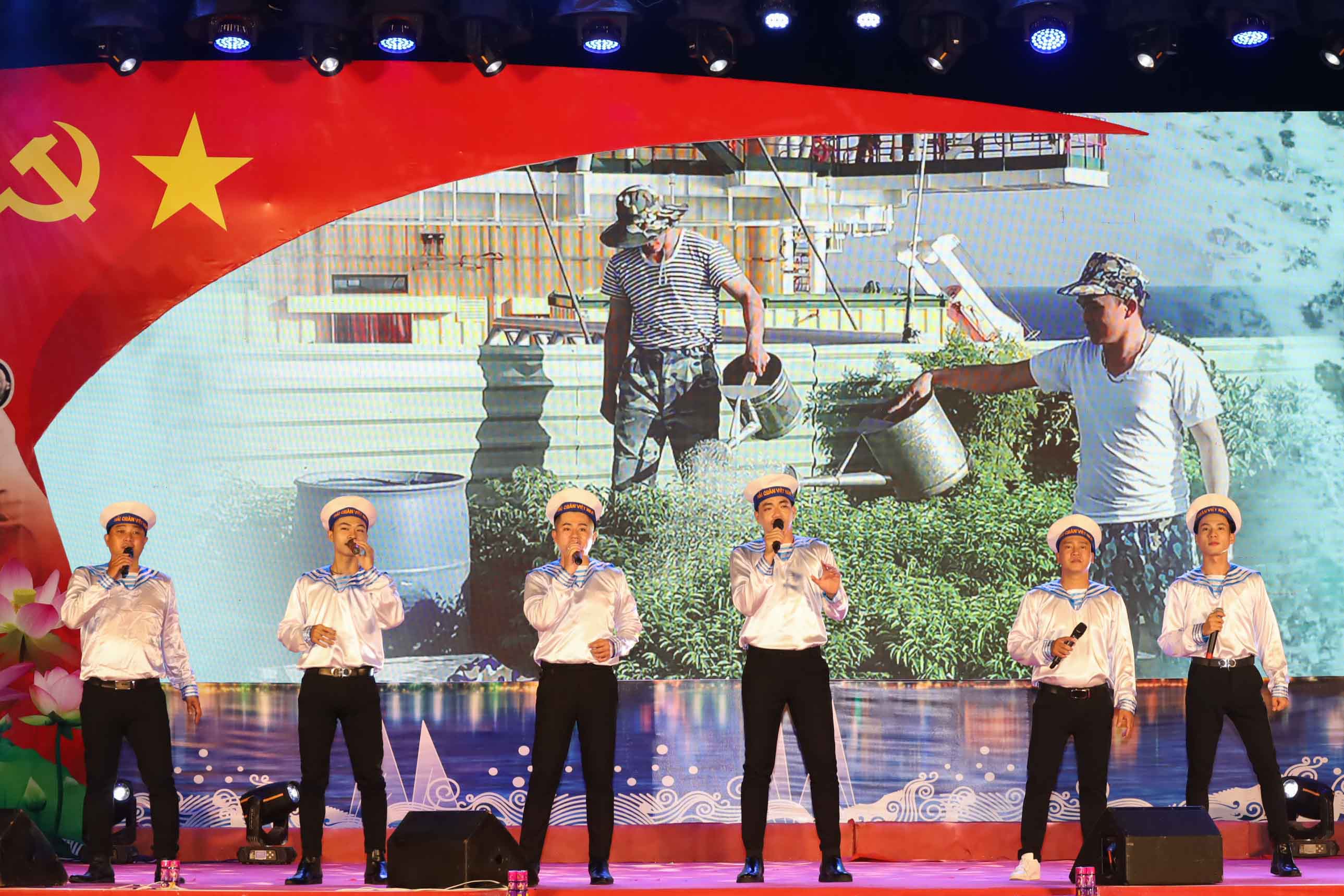 A performance praising naval soldiers