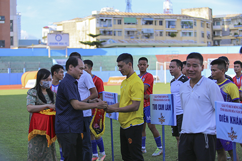 Organization board giving souvenir flags to teams