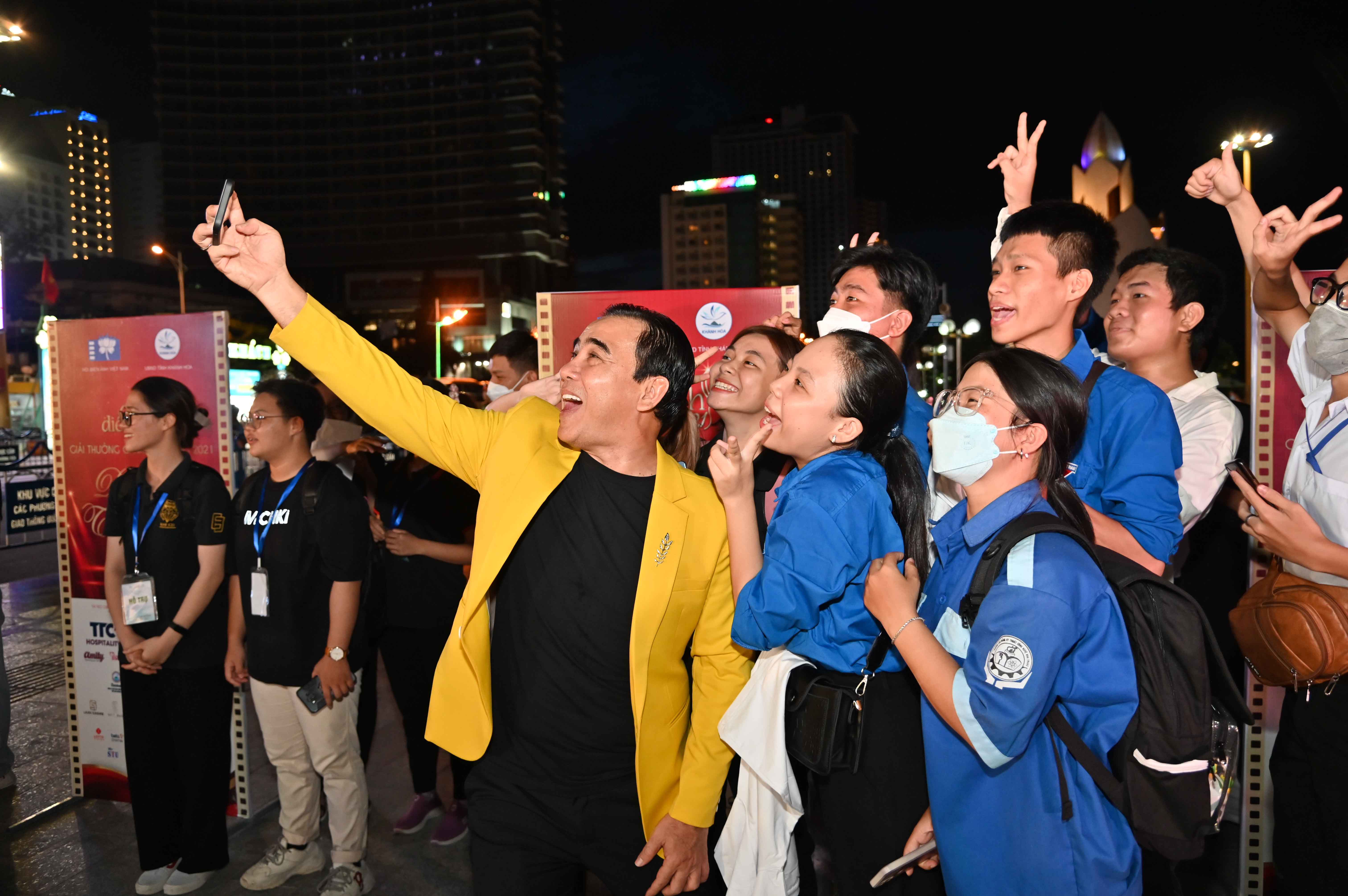 Meritorious Artist Quyen Linh posing with audience in Nha Trang