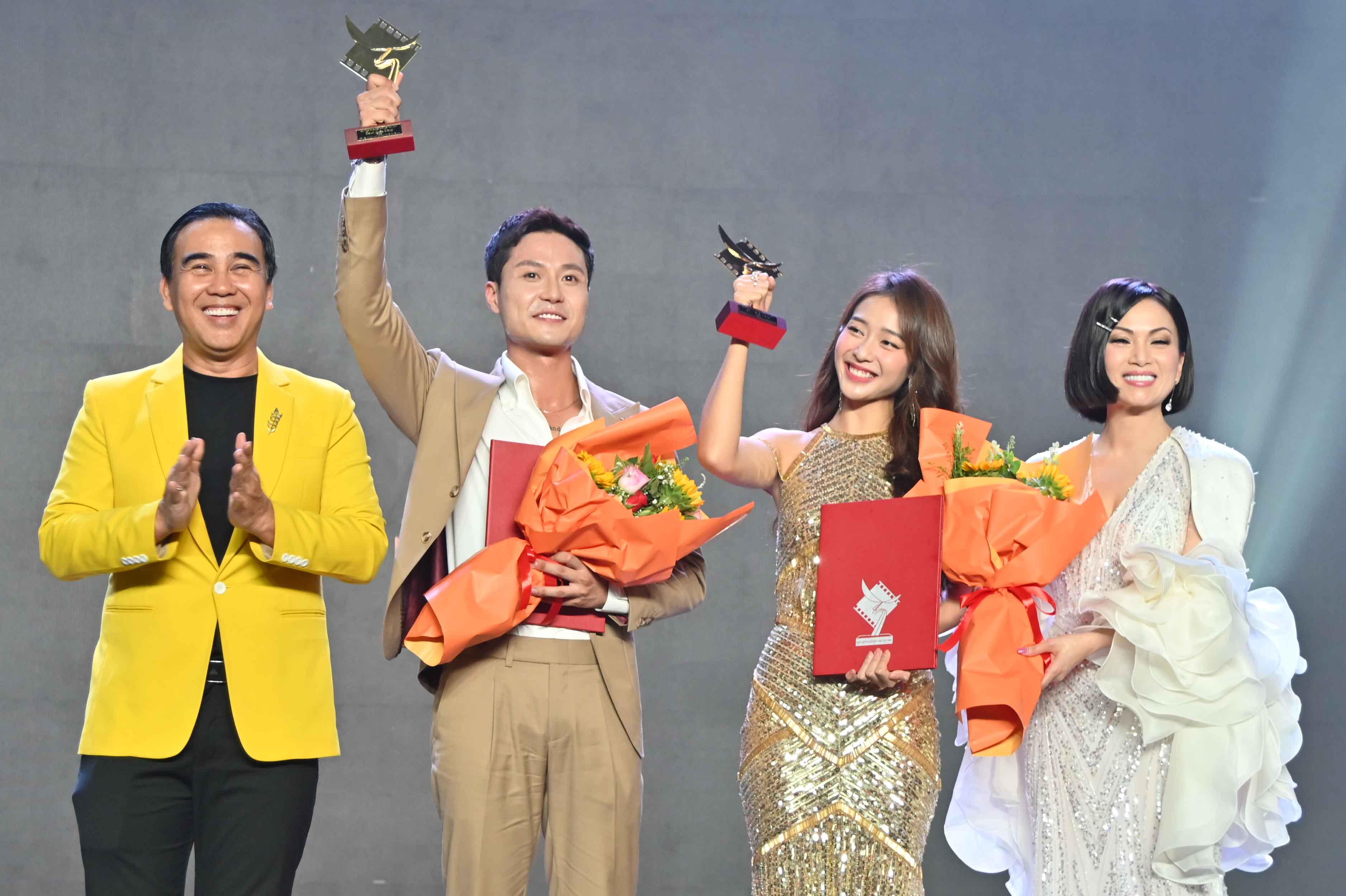 Actors Thanh Son and Kha Ngan win prizes of best male and female leads in TV drama series category