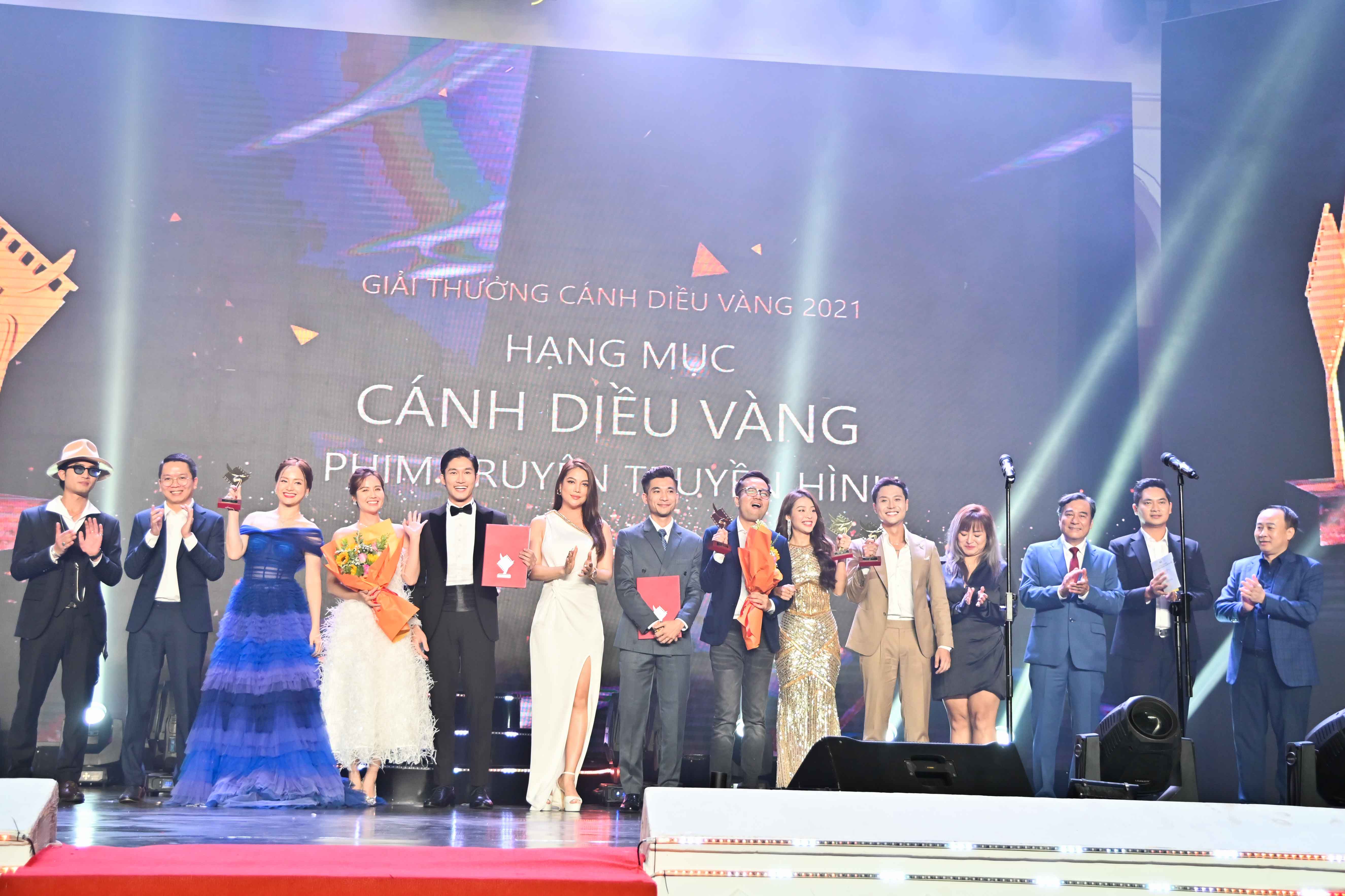 Gold prizes in TV drama series category given to “Thuong ngay nang ve” and “11 thang 5 ngay”