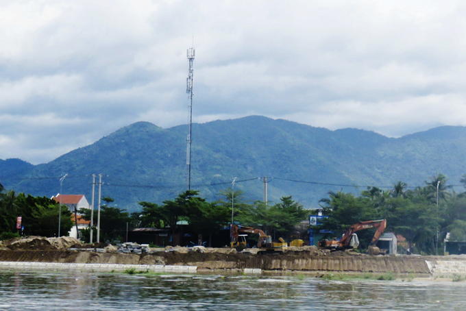 Constructing embankment at downstream of Hien Luong river (Van Ninh district).