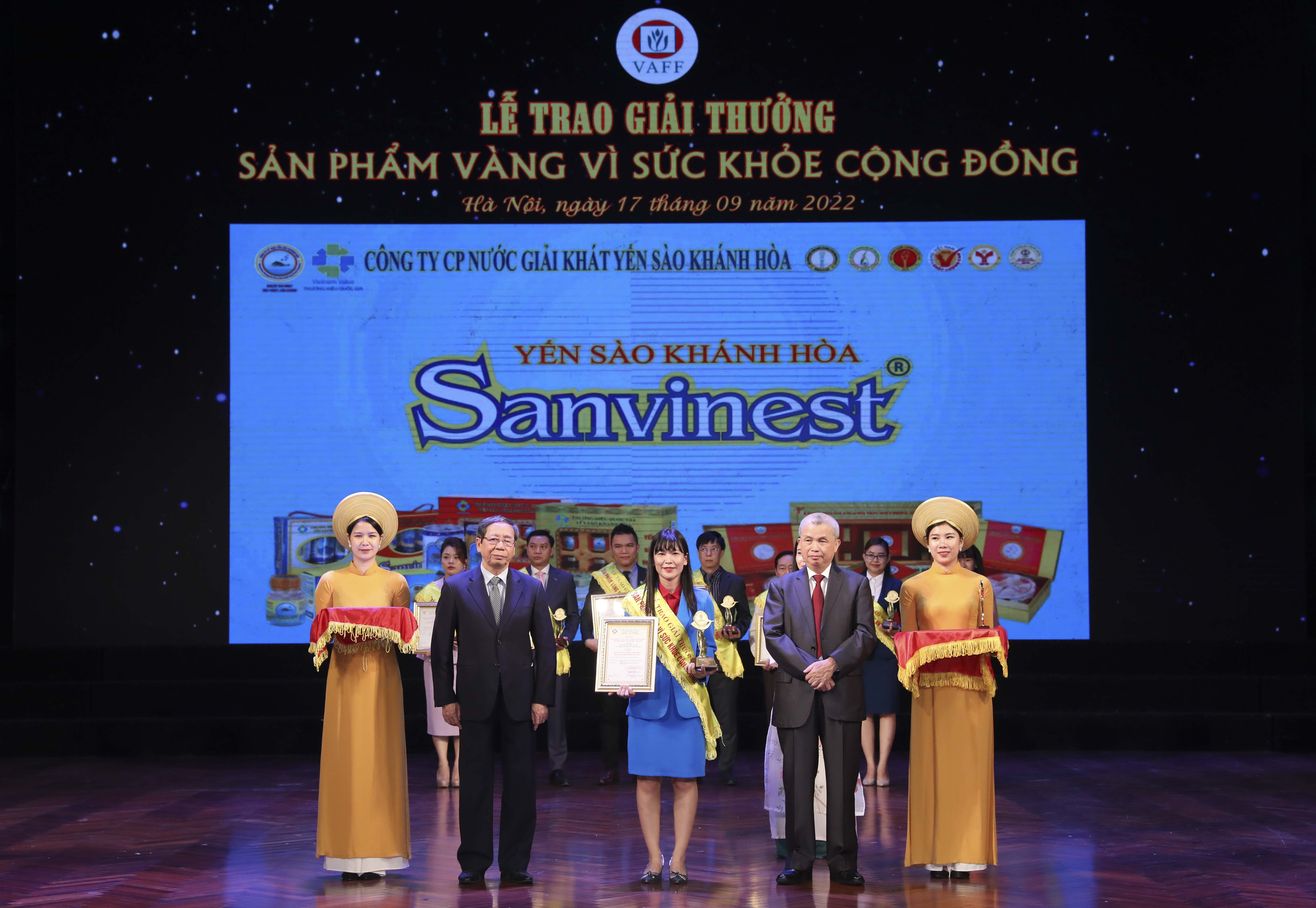 Chairman of the Board of Directors of Khanh Hoa Salanganes Chairman of the Board of Directors of Khanh Hoa Salanganes Nest Soft Drink Joint Stock Company receiving the awardNest Soft Drink Joint Stock Company receiving the award