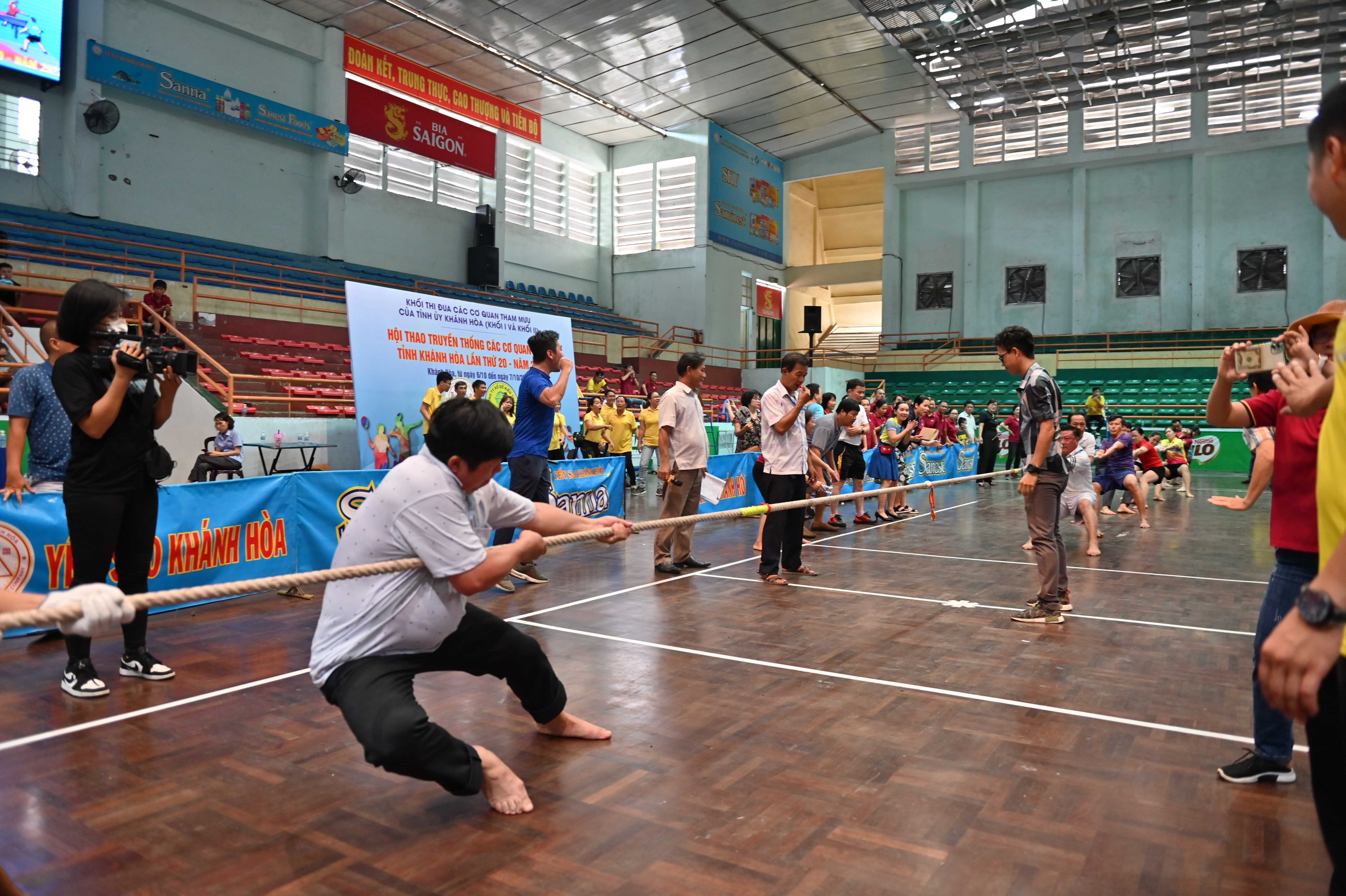 Exciting tug-of-war competition