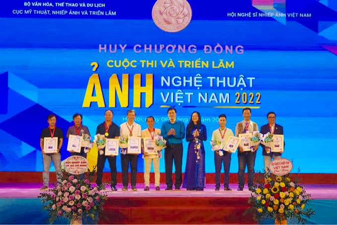 Photographer Pham Quoc Hung (left) receiving award 