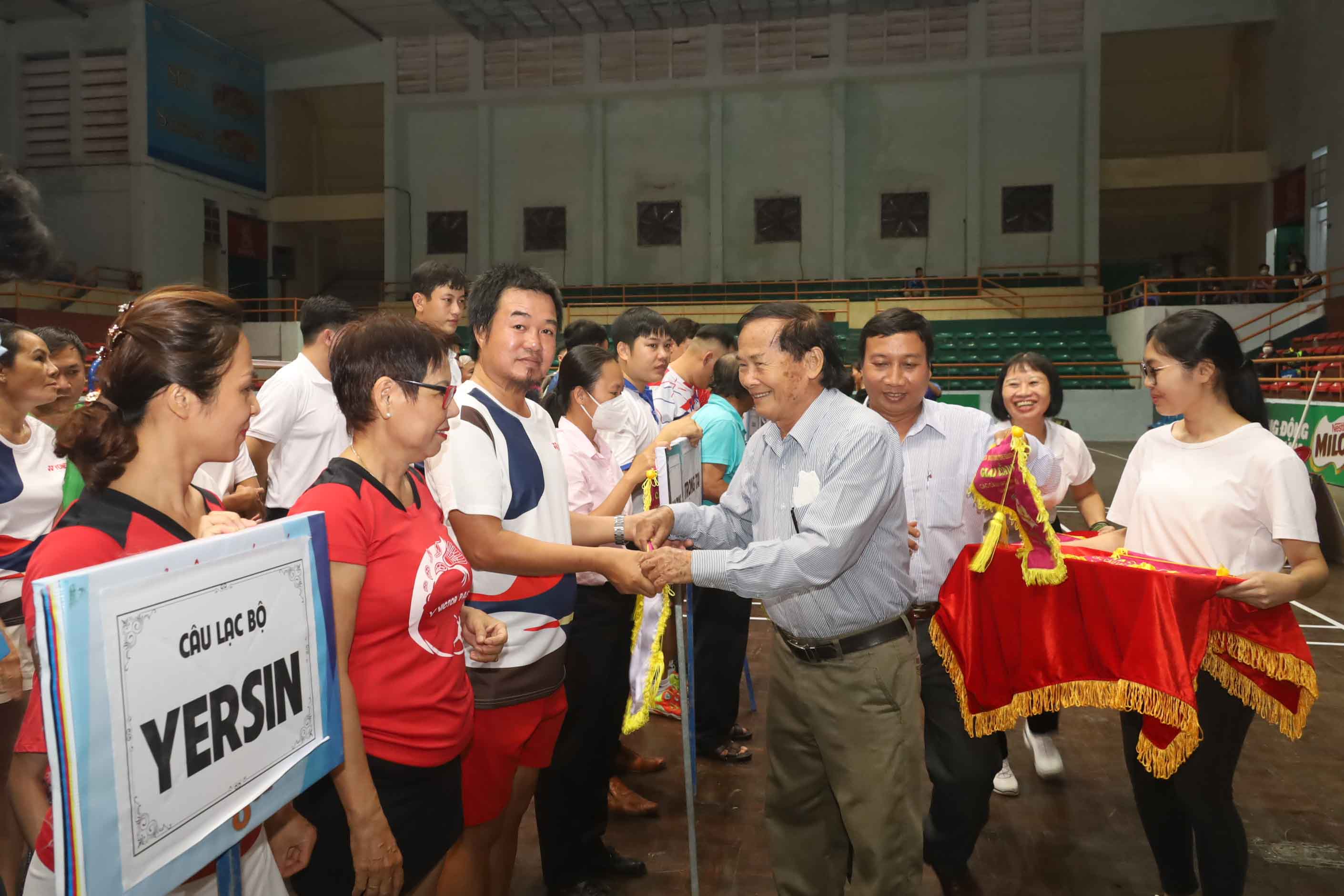 Leadership of Khanh Hoa Provincial Badminton Federation offering souvinir flags to clubs