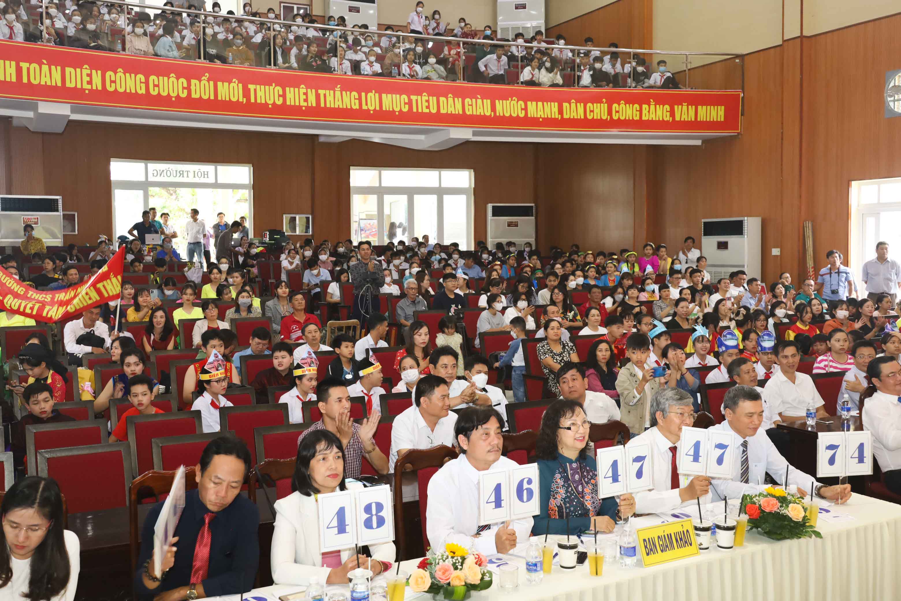 The judges scoring the teams’ introductions