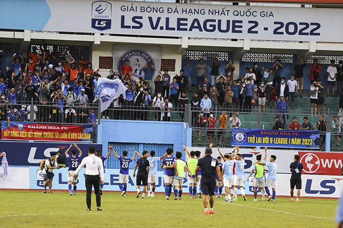 Khanh Hoa FC players celebrating victory with their supporters