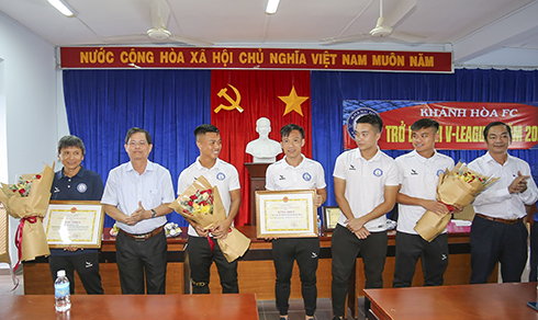 Nguyen Tan Tuan praising Khanh Hoa FC after the team clinching promotion to V.League 1