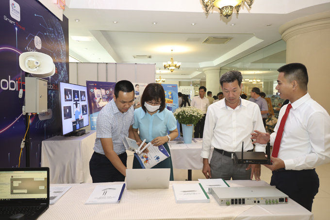 Representatives of some businesses learn about digital transformation equipment.