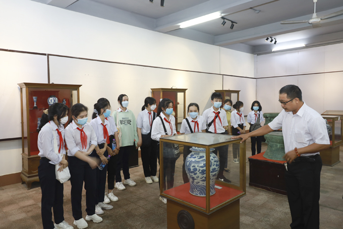 Teaching tradition through cultural heritages