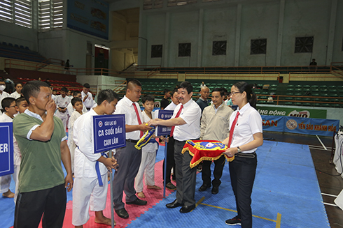 Organization board giving souvenir flags to teams