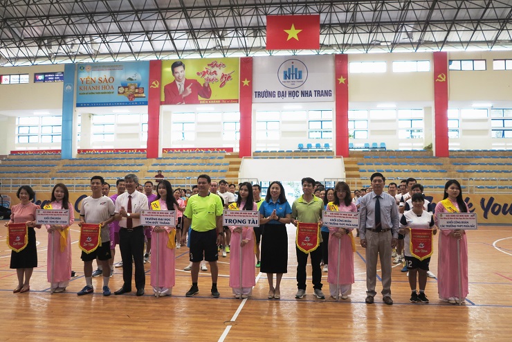 Organization board giving souvenir flags to teams