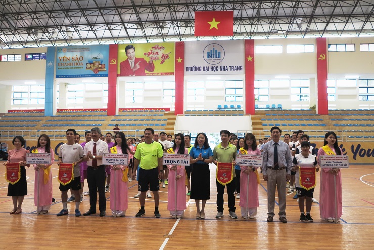Mini football tournament marking Vietnamese Teachers' Day
