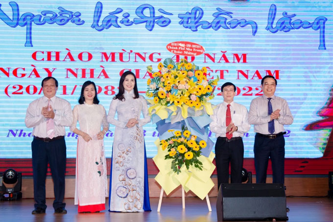 Nha Trang City Division of Education & Training marks Teachers' Day