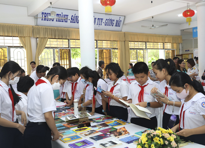 Pupils reading French books at the French book space