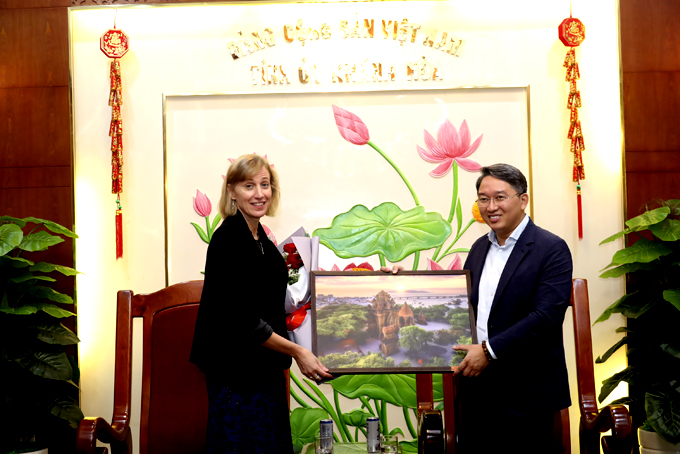 U.S. Consul General in Ho Chi Minh City visits Khanh Hoa