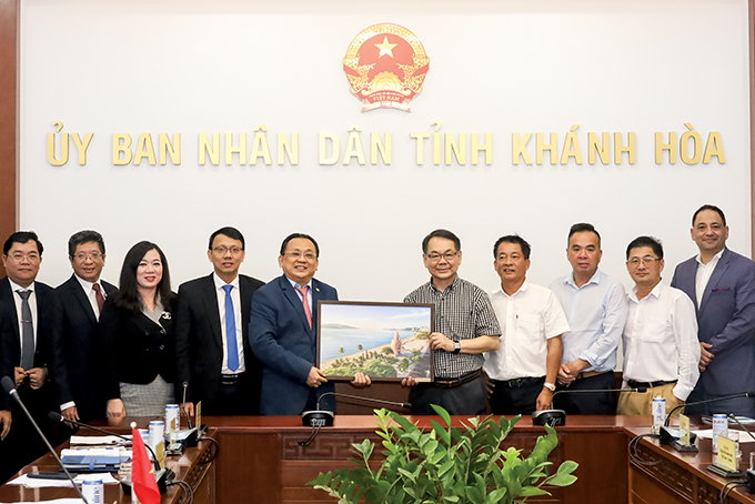 Khanh Hoa Province leader works with Canada's Richmond mission
