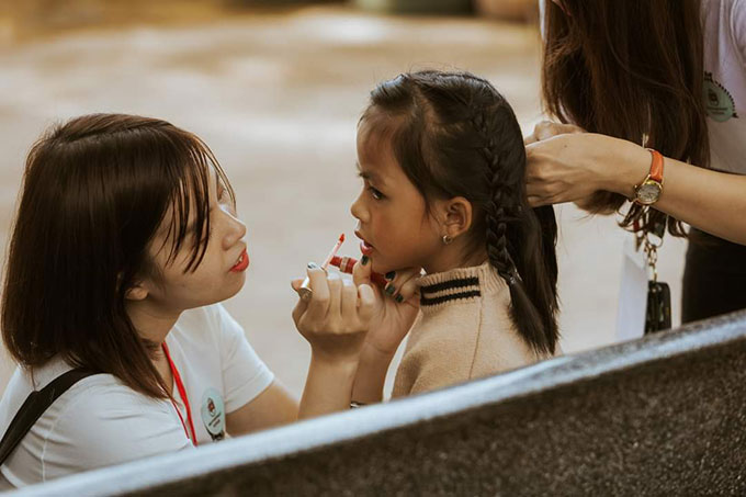 Helping children prepare for portrait taking