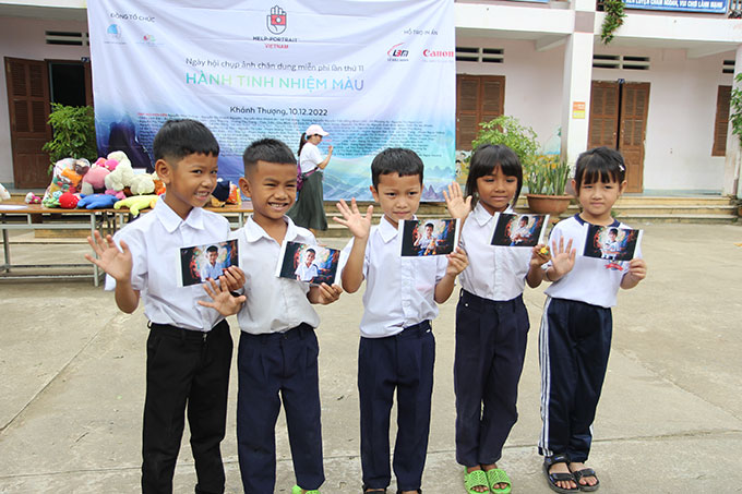 Children are happy with their portraits