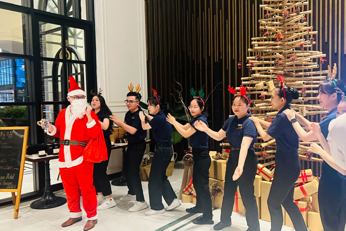 Christmas tree lit up at Potique Hotel