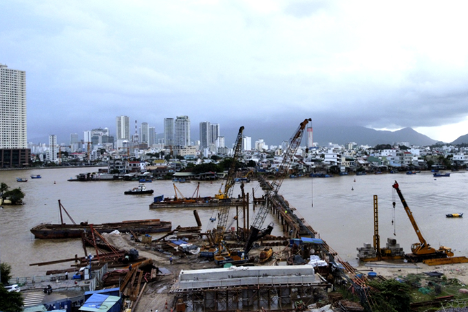 Xom Bong Bridge construction accelerated