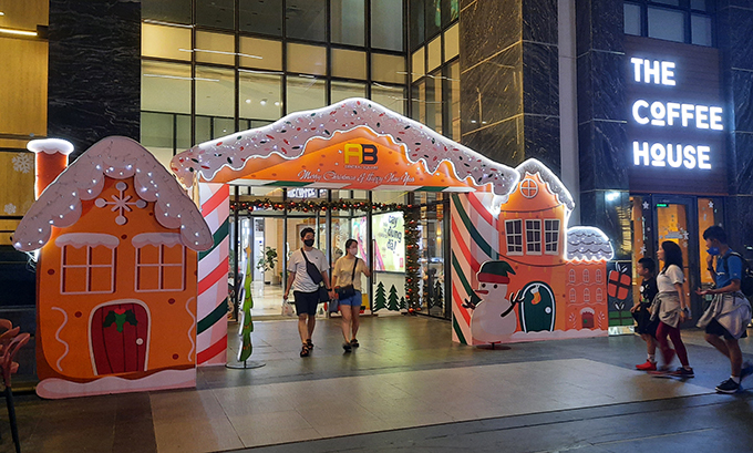 Entrance to a shopping center become more beautiful in Christmas decoration