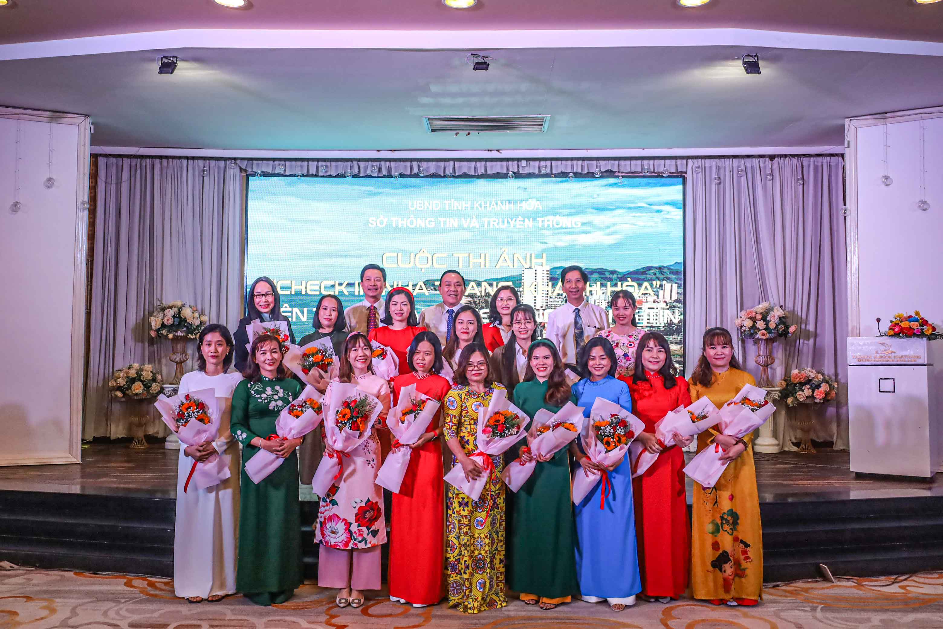 Prize-winners posing with the organization committee