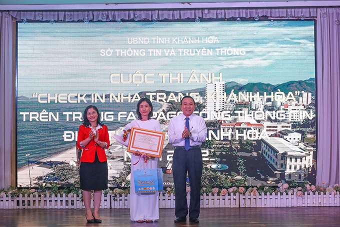 Awarding prizes of &quot;Check-in Nha Trang – Khanh Hoa&quot; contest