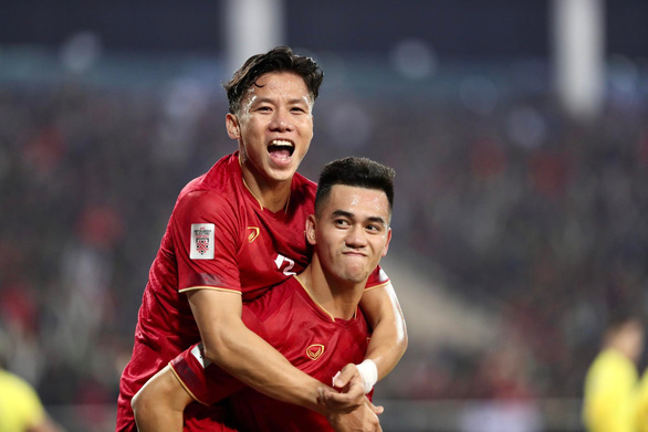 Vietnamese players celebrating after scoring goal (Photo: Nguyen Khoi)