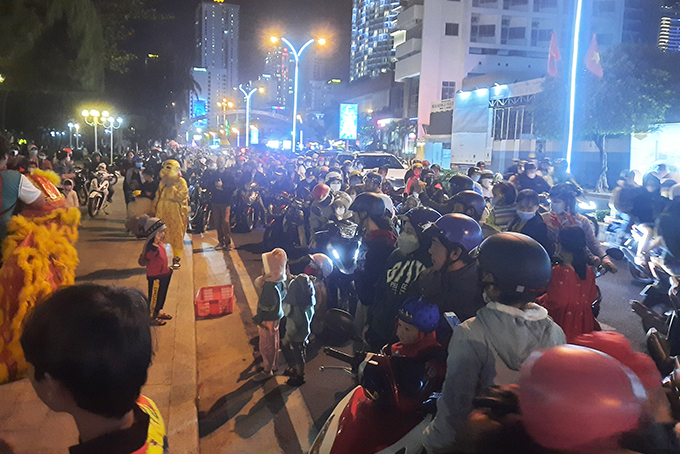 People seeing unicorn dance on Tran Phu Street