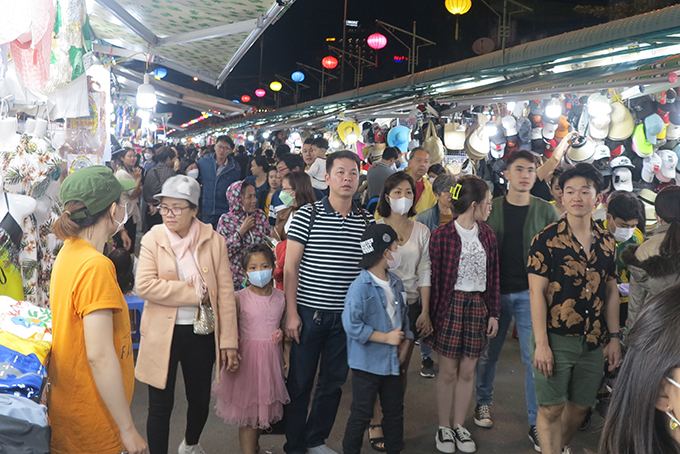 Crowded pedestrian zone 