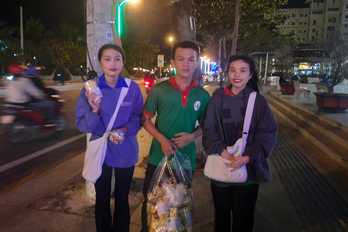 Students of Nha Trang University selling goods to raise funds for a volunteer program.