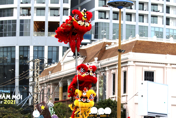 Unicorn-lion-dragon dance contest, an interesting activity on Tet days