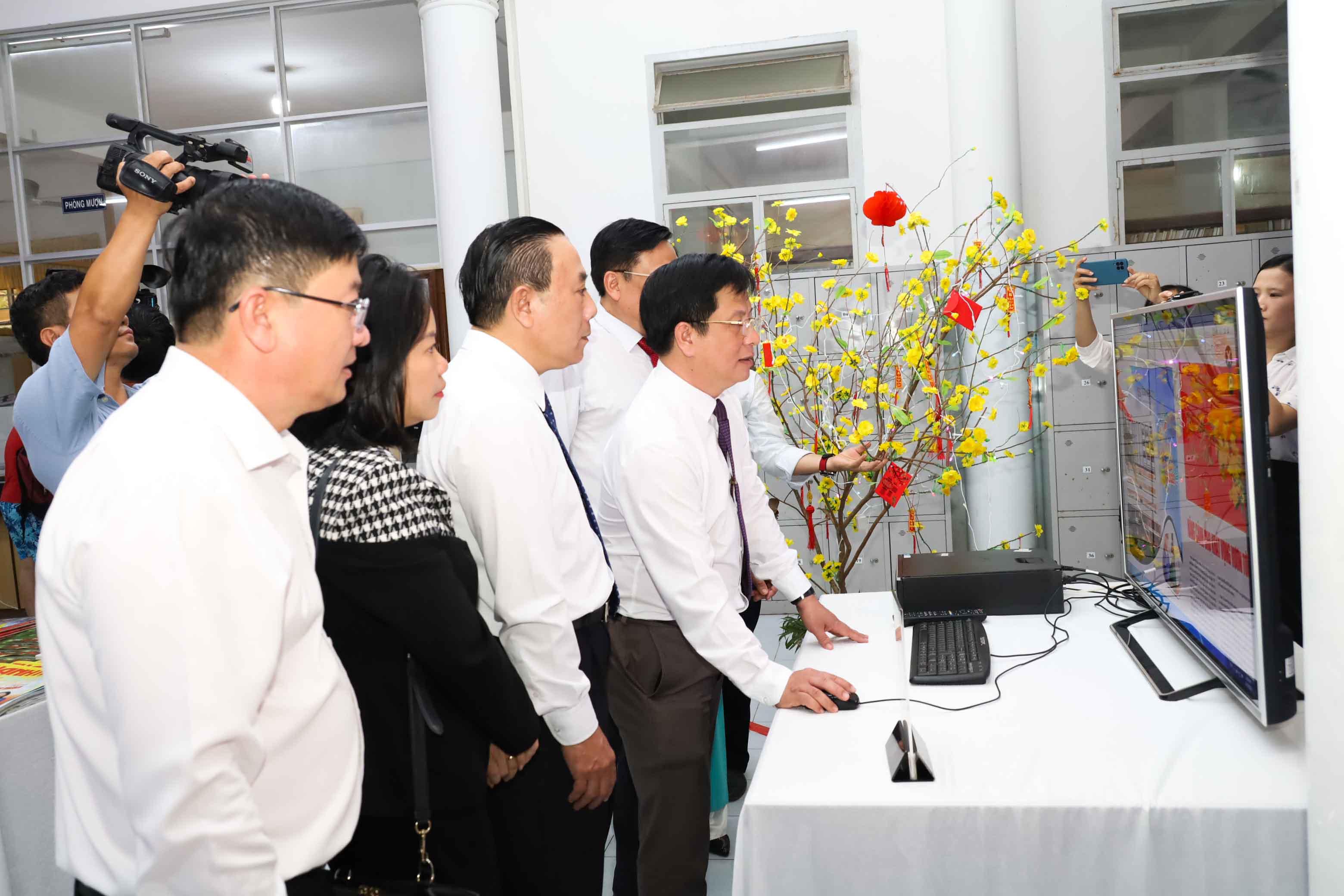 Representatives reading online spring newspapers on the website of the provincial Library