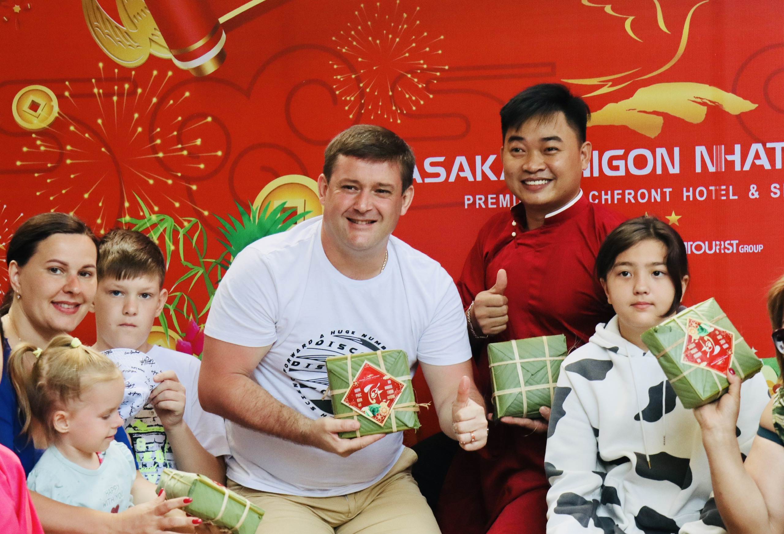 …and posing for souvenir photo with “banh chung”