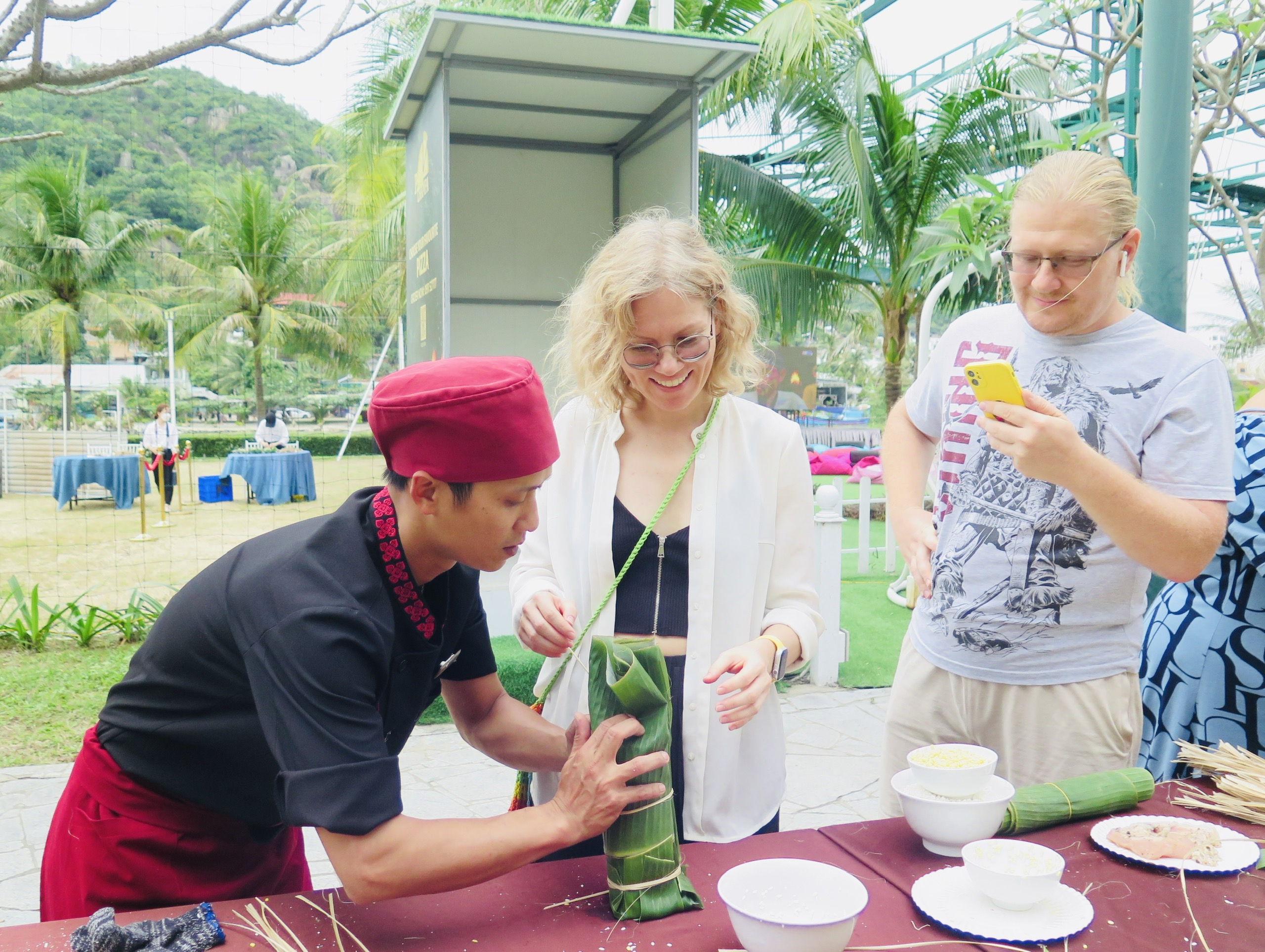 Champa Island’s staff instructing foreign tourists to wrap “banh tet”