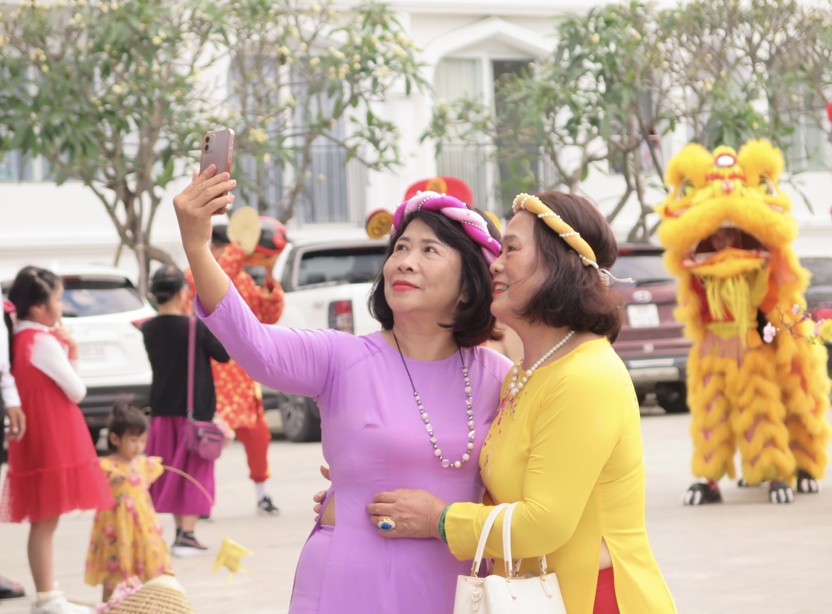 Posing for photo at Champa Island Nha Trang