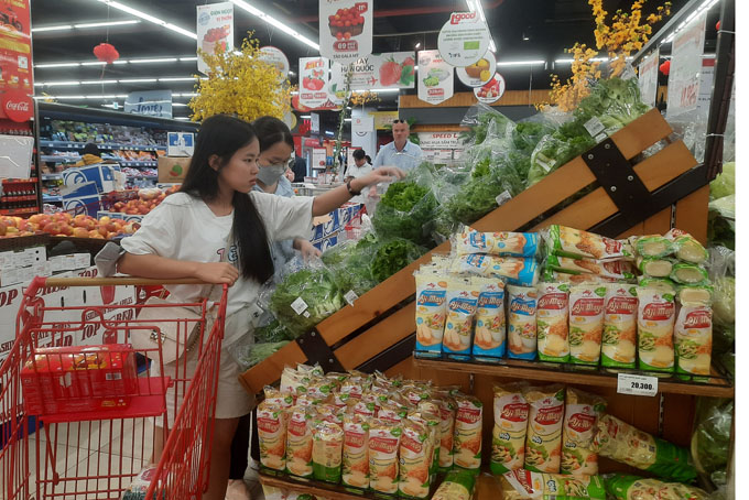 Lunar New Year holiday shopping crowd