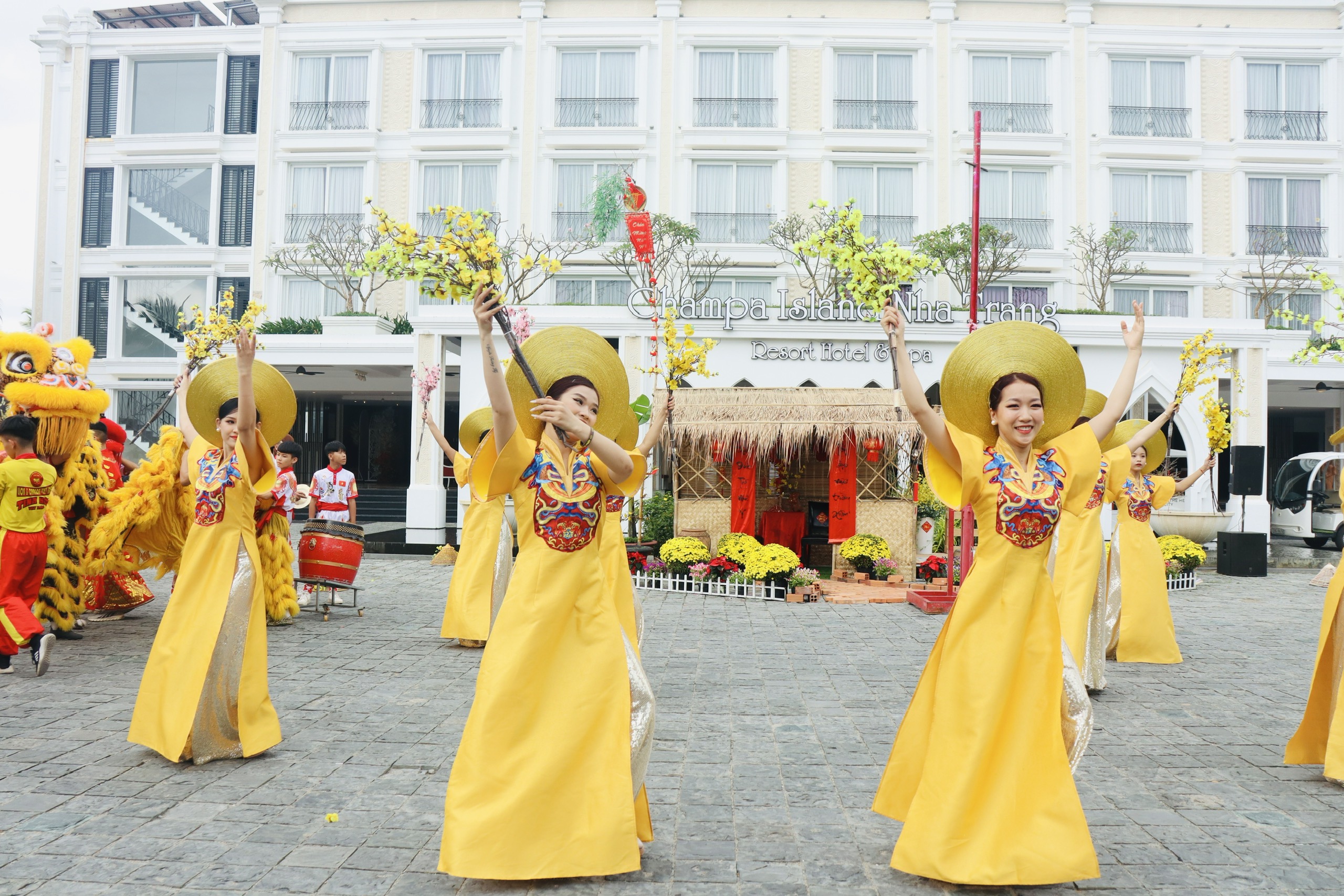 Dancers in elegant costume 