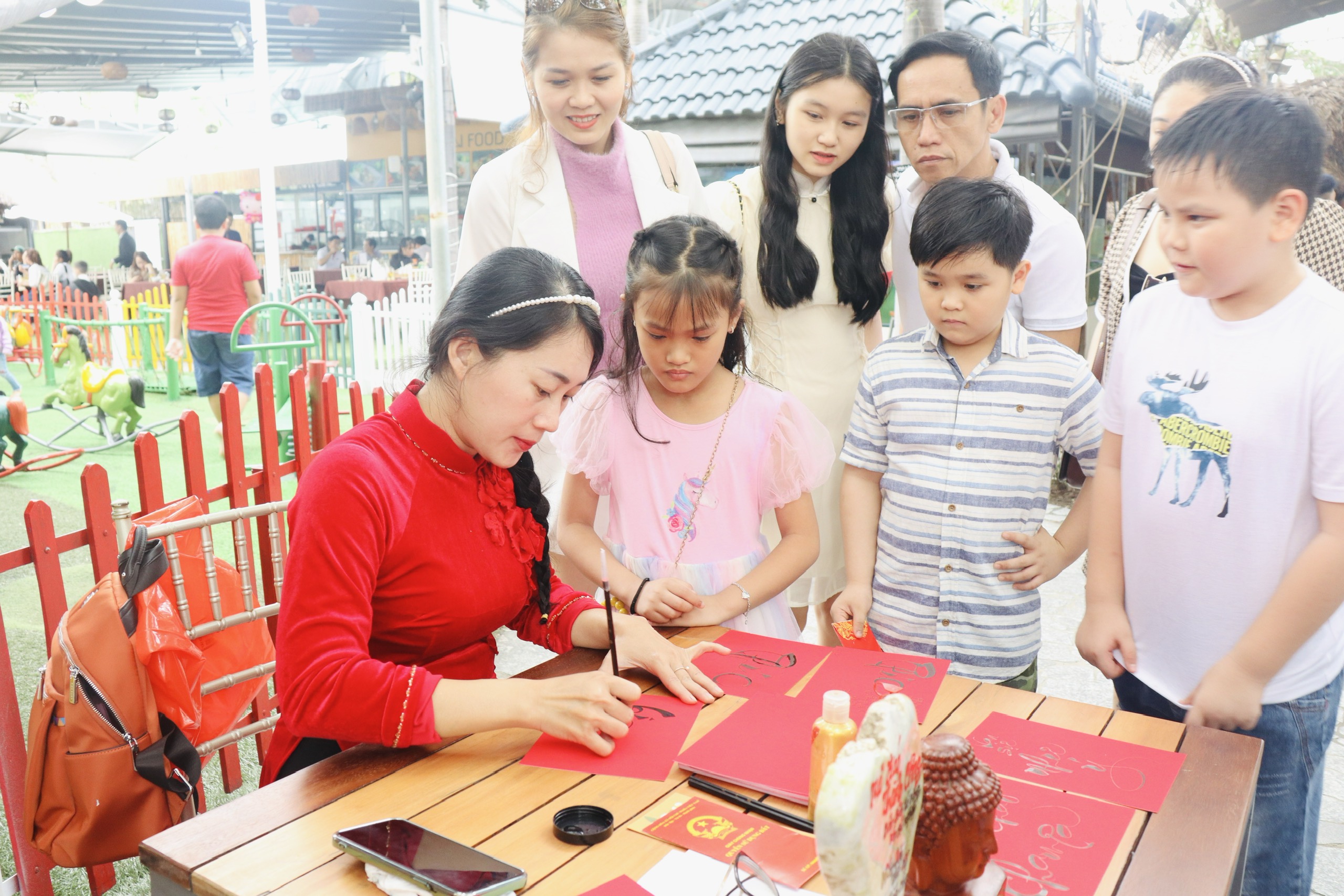 People asking calligraphy words of a calligrapher, hoping for a happy new year 