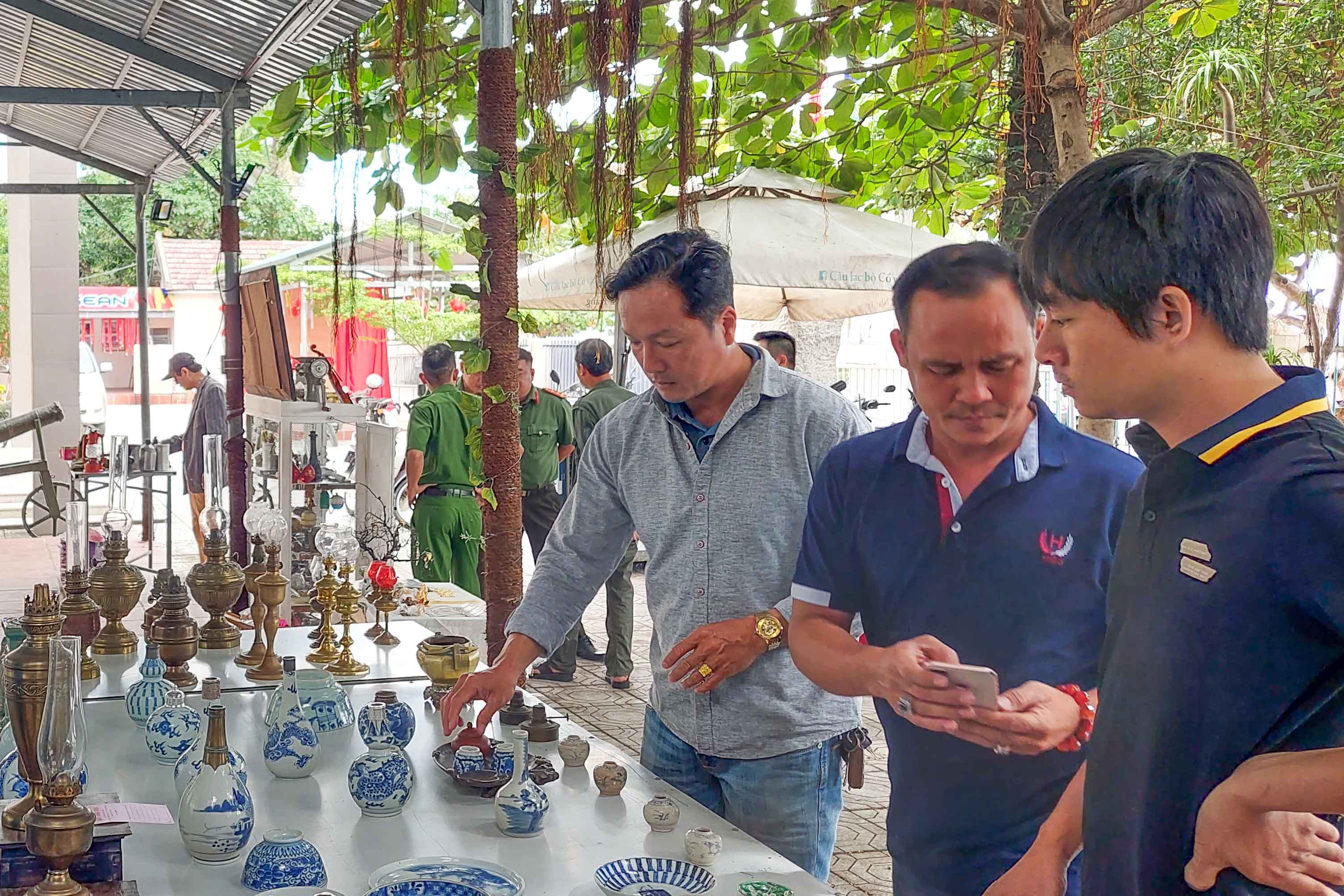 A stall displaying many antiques