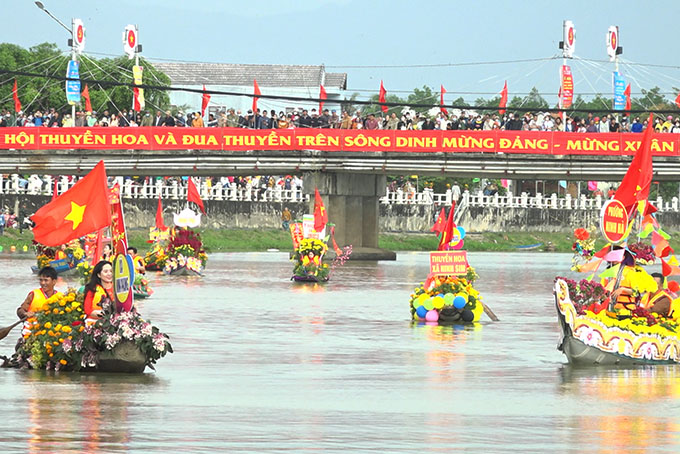 VIDEO: Flower boat festival and rowing race along Dinh River