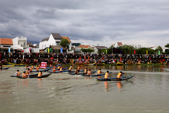 Contestants rowing traditional boats