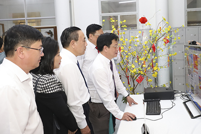 Representatives reading online spring newspapers on the website of Khanh Hoa Library