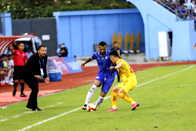 Khanh Hoa FC’s foreign players (blue jersey) are having difficulties playing at V.League 1