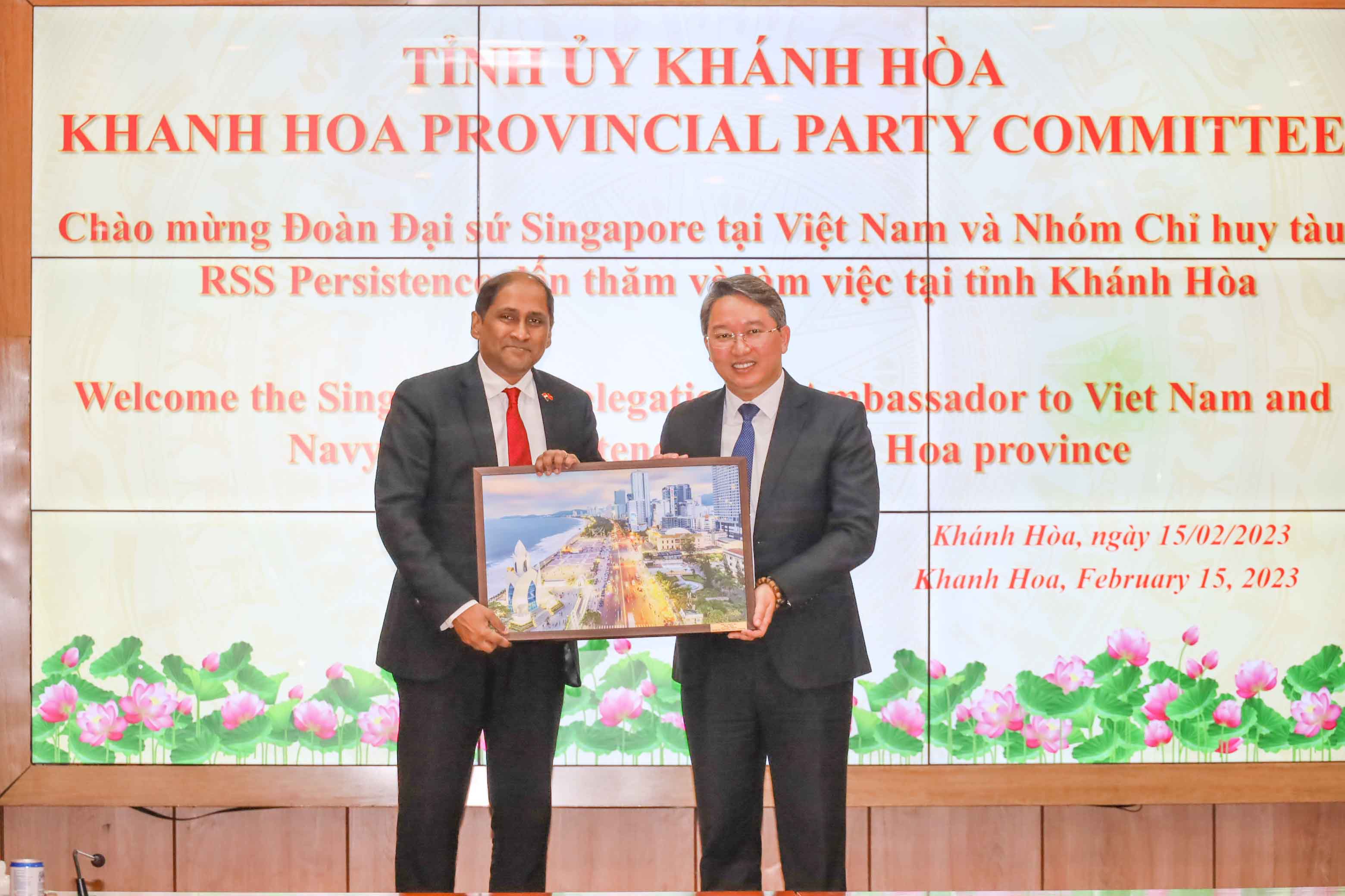 Khanh Hoa leader works with delegation of Ambassador of Singapore to Vietnam and RSS Persistence commanding team
