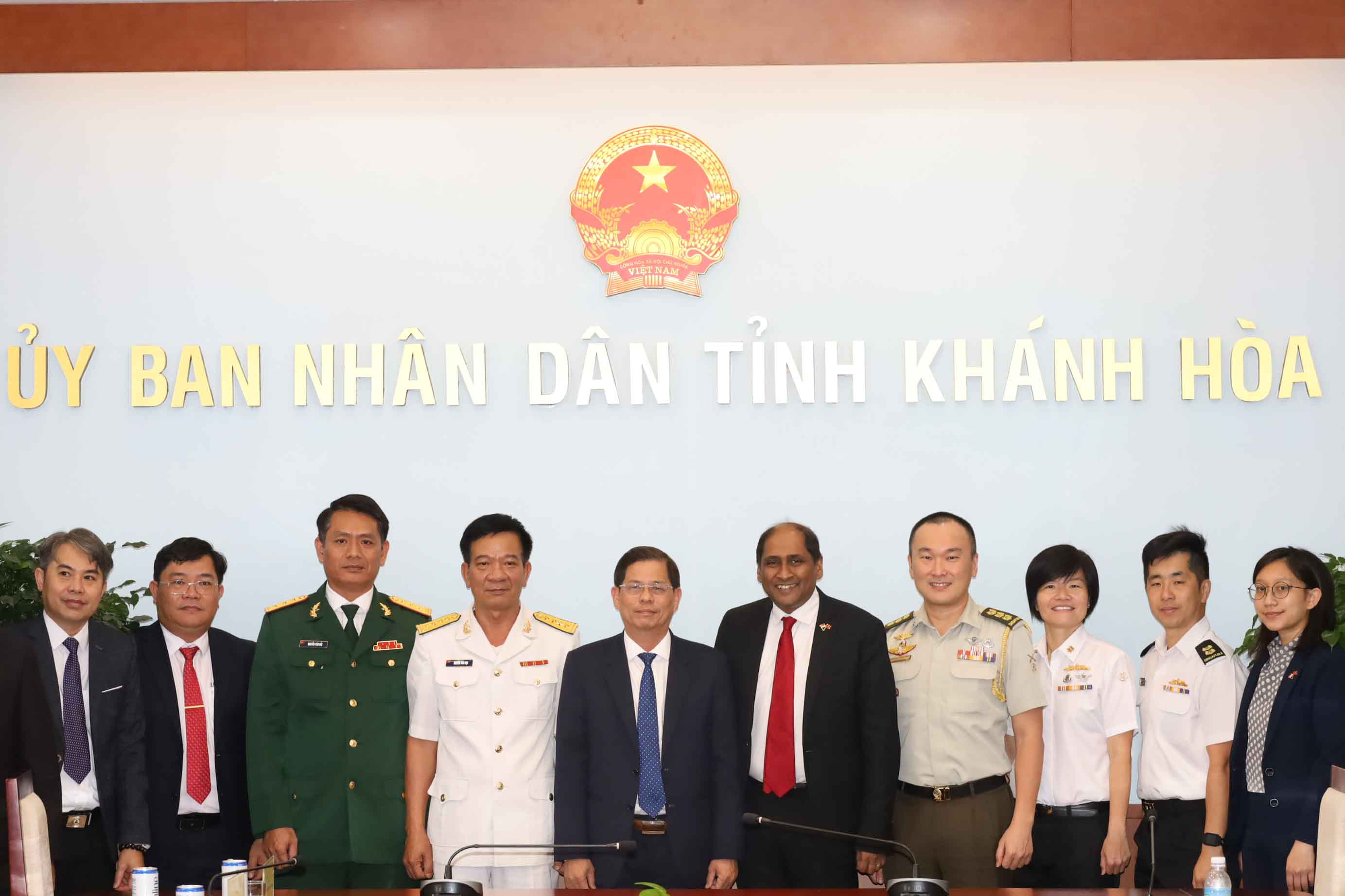 Chairman of Khanh Hoa Province People's Committee receives Ambassador of Singapore to Vietnam