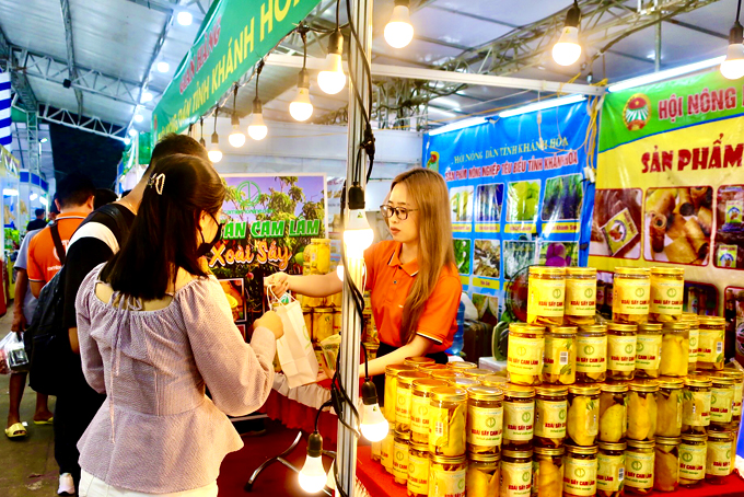  Customers buy dried mango products of the group at the Typical Agricultural Products Exhibition in Ho Chi Minh City. Ho Chi Minh in 2022.